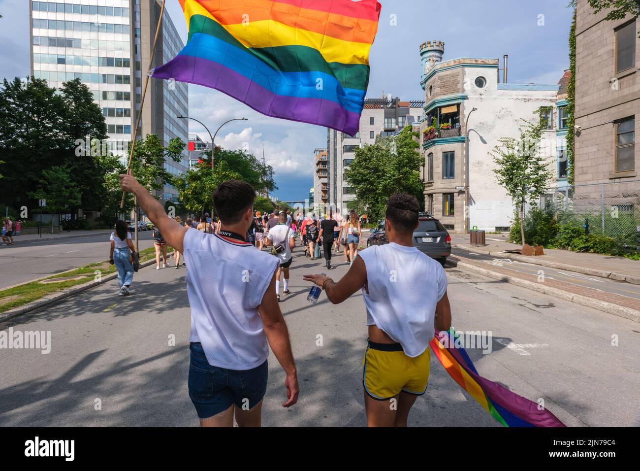 Montreal, CA - 7 de agosto de 2022: Dos jóvenes participan en una marcha espontánea del orgullo gay después de que el desfile oficial del orgullo fuera cancelado Foto de stock
