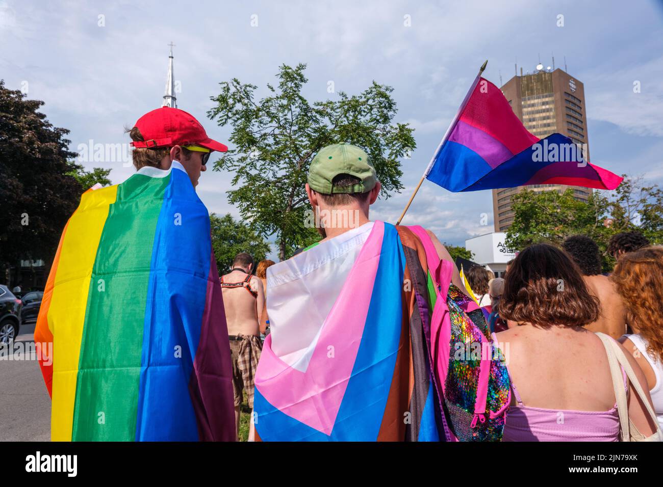 Montreal, CA - 7 de agosto de 2022: Dos hombres participan en la marcha espontánea del orgullo gay después de que el desfile oficial del orgullo fuera cancelado Foto de stock