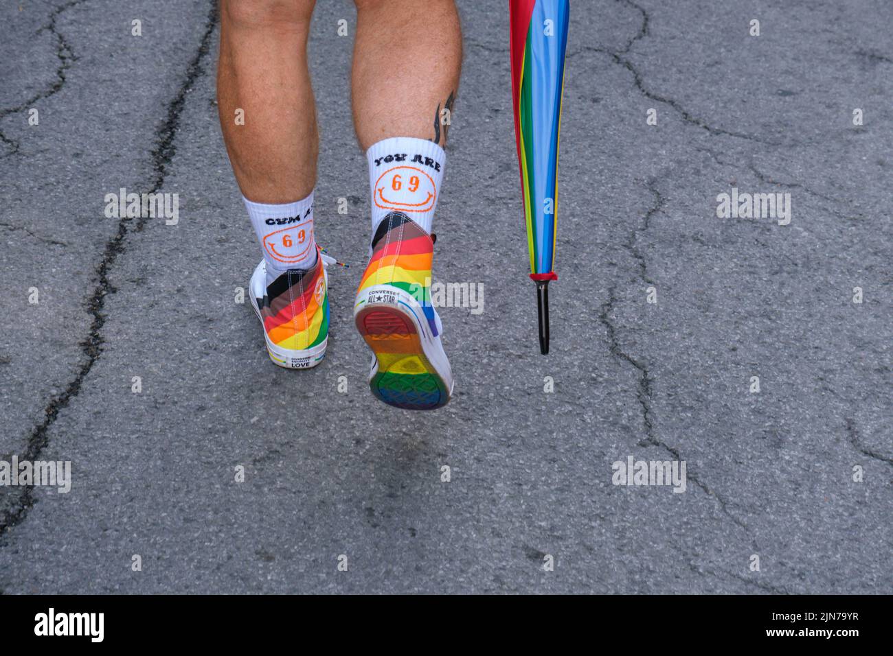Montreal, CA - 7 de agosto de 2022: Zapatos Rainbow durante la marcha espontánea del orgullo gay después de que el desfile oficial del orgullo fuera cancelado Foto de stock