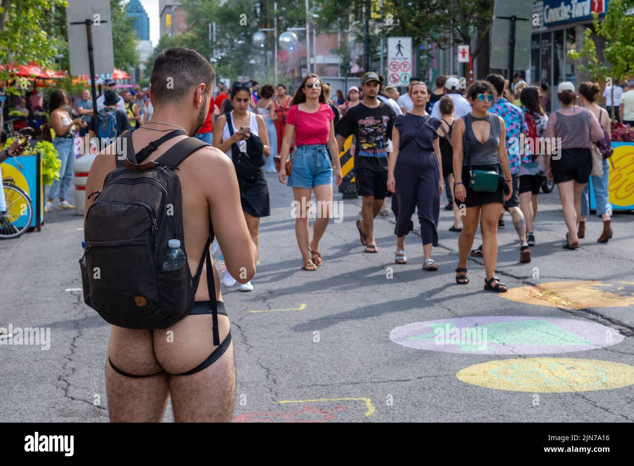 Montreal, CA - 7 de agosto de 2022: La gente en Gay Village después de la marcha del orgullo gay Foto de stock