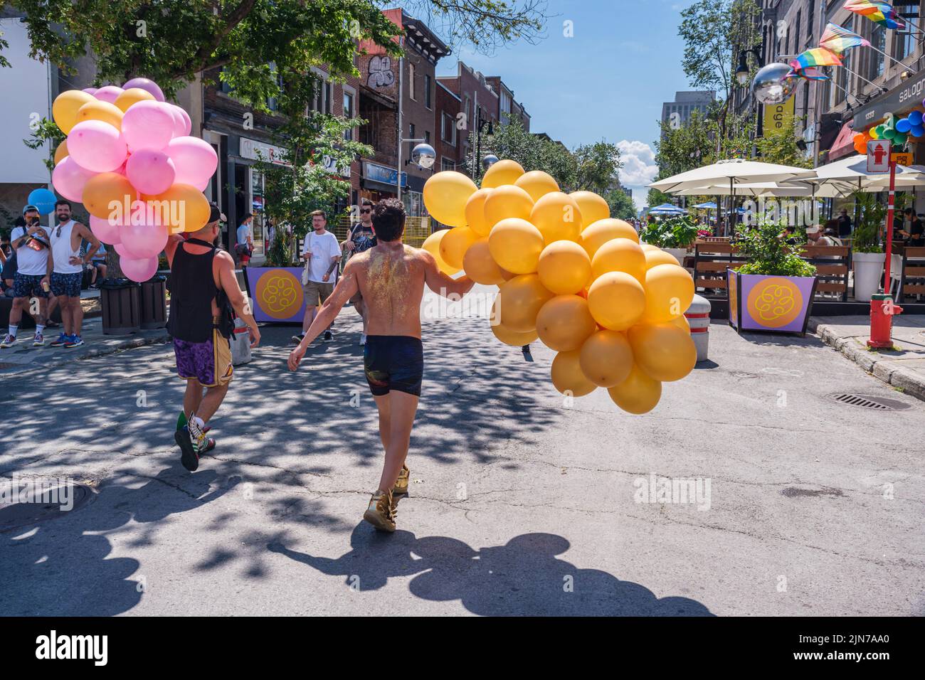 Montreal, CA - 7 de agosto de 2022: Dos hombres sosteniendo globos en Montreal Gay Village Foto de stock