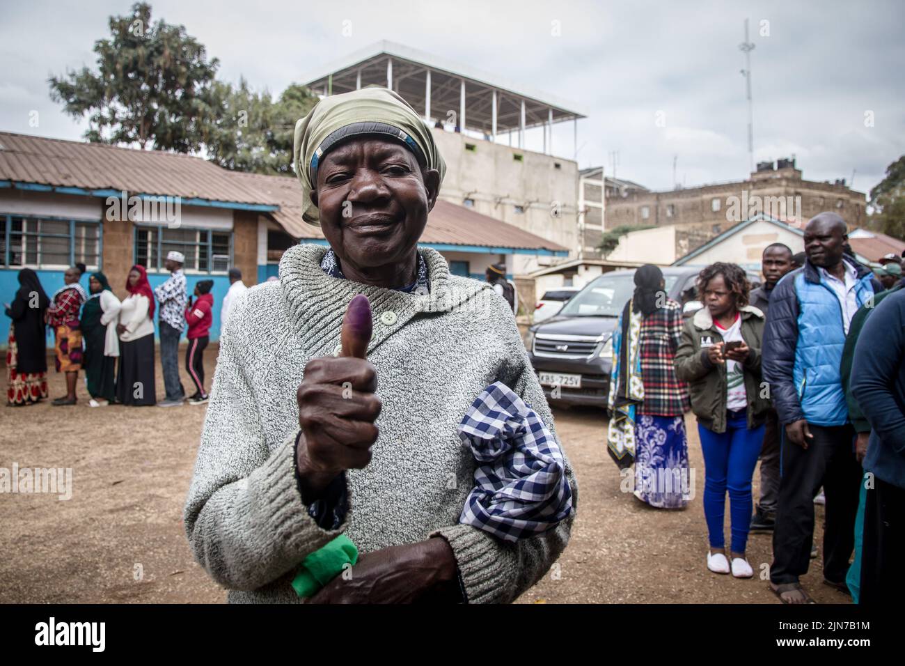 El vendedor de pescado, Dorcasotiatu Pjuang (73) muestra la tinta en su pulgar después de votar en Kibera. Las elecciones generales del 9 de agosto de 2022 en Kenia ven al vicepresidente William Ruto (55), enfrentándose a Raila Odinga (77). (Foto de Sally Hayden / SOPA Images/Sipa USA) Foto de stock