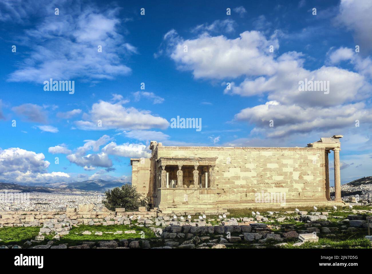 El Erecteión o Erecteum en la Acrópolis de Atenas, dedicado tanto a Atenea como a Poseidón y al porche de las Cariátides bajo un hermoso cielo Foto de stock