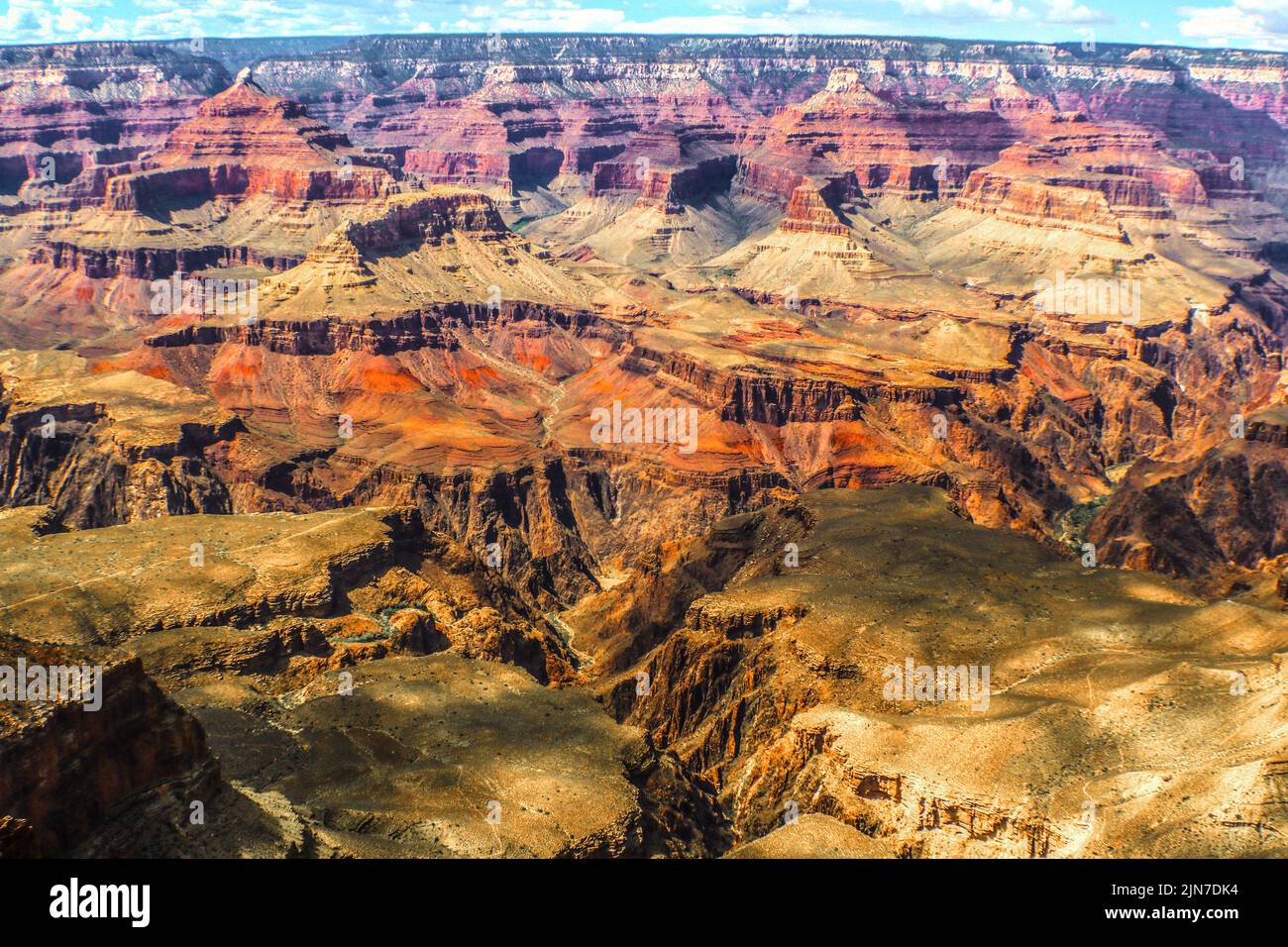 El Gran Cañón desde el borde sur mostrando ríos y gargantas y mesetas y acantilados y mundos enteros abajo Foto de stock