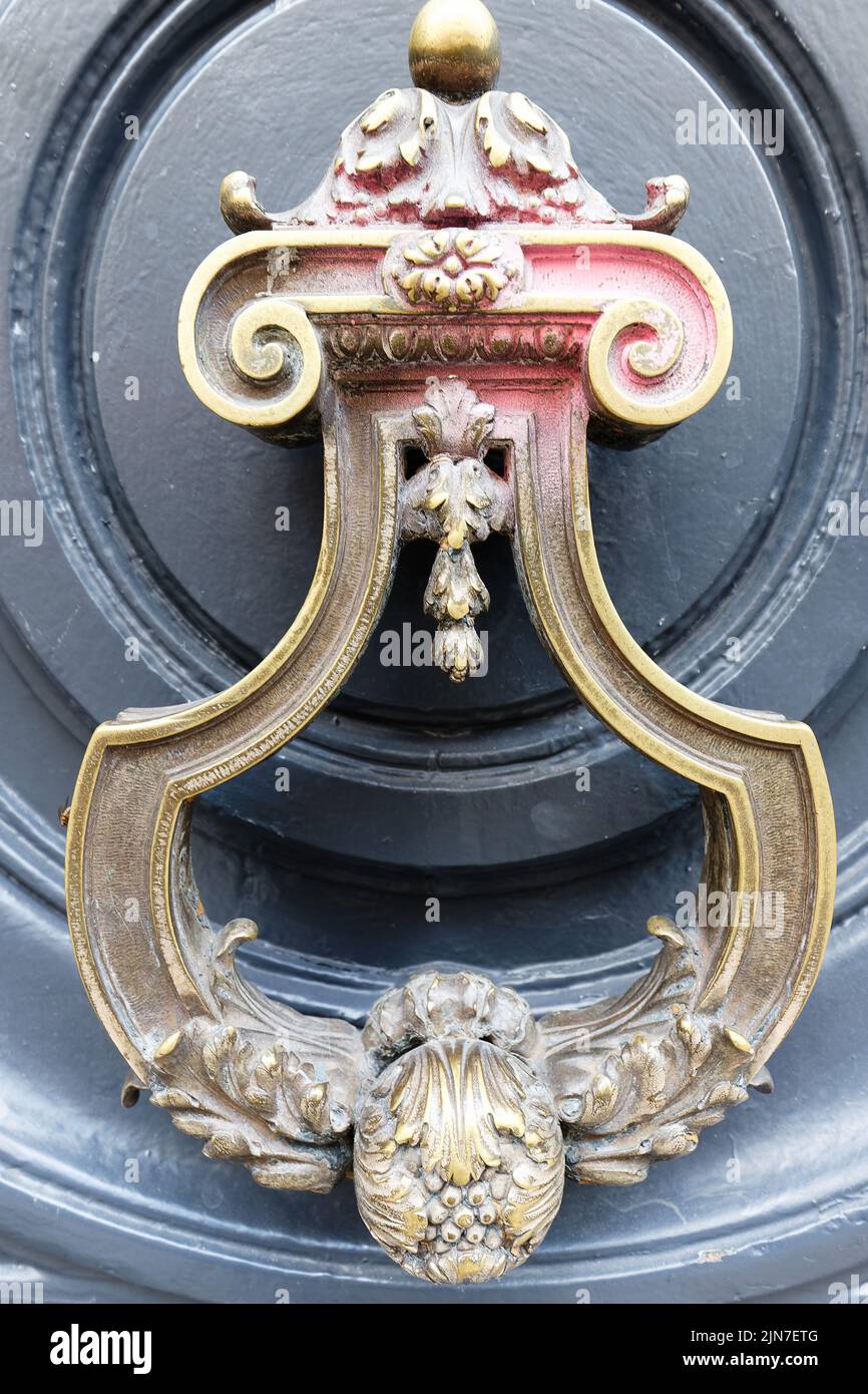 Europa Vintage viejo metal puerta de hierro forjado knocker. Detalle de diseño. París. Foto de stock