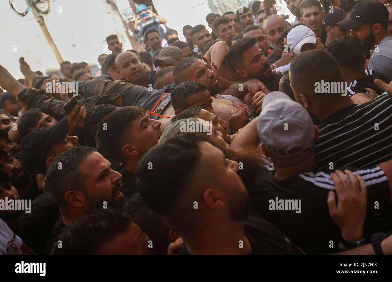 Naplusa, Palestina. 02nd de Ago de 2022. (La imagen de la nota de los editores representa la muerte) Palestinos portan el cuerpo de Ibrahim al-Nabulsi (23 años), durante los enfrentamientos con las fuerzas del ejército israelí después de una redada en la Ciudad Vieja de Nablus en la ocupada Cisjordania, el Ministerio de Salud palestino dijo que 3 palestinos murieron durante la redada. Crédito: SOPA Images Limited/Alamy Live News Foto de stock