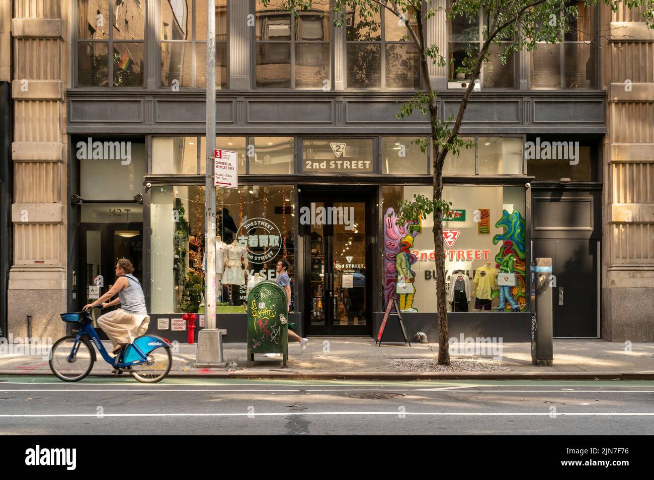 2nd Street tienda de ropa de segunda mano en Chelsea en Nueva York el miércoles, 27 de julio de 2022. (© Richard B. Levine) Foto de stock