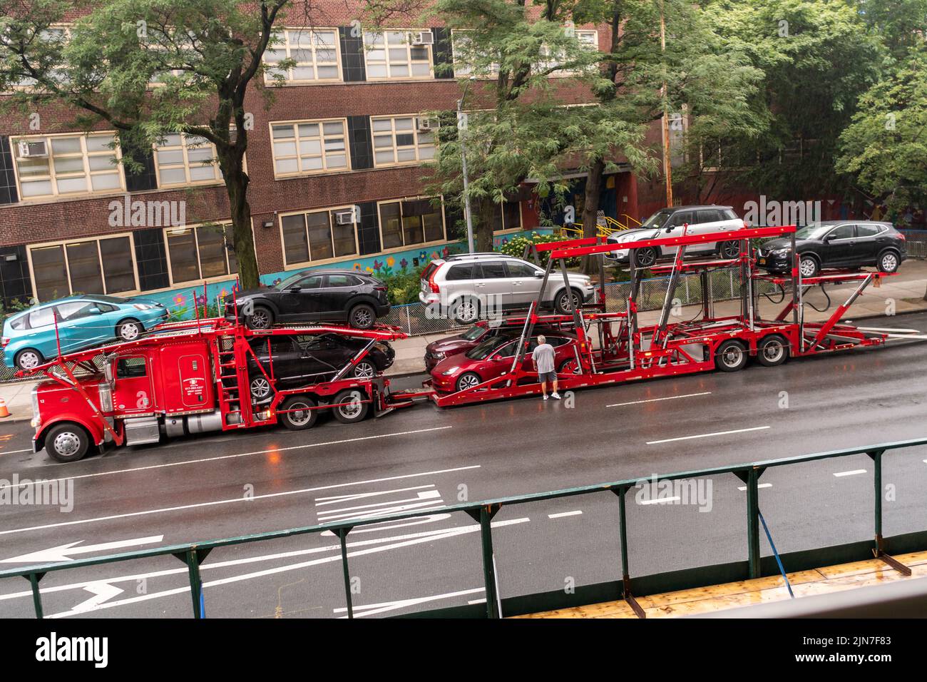 Un transporte de automóviles cargado con múltiples marcas de coches se detiene en Chelsea para un control de seguridad el lunes, 1 de agosto de 2022. (© Richard B. Levine) Foto de stock