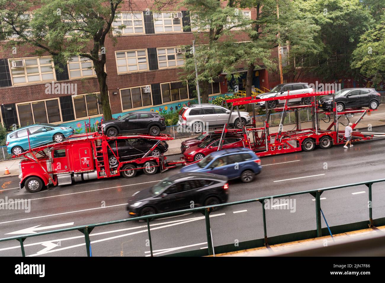 Un transporte de automóviles cargado con múltiples marcas de coches se detiene en Chelsea para un control de seguridad el lunes, 1 de agosto de 2022. (© Richard B. Levine) Foto de stock