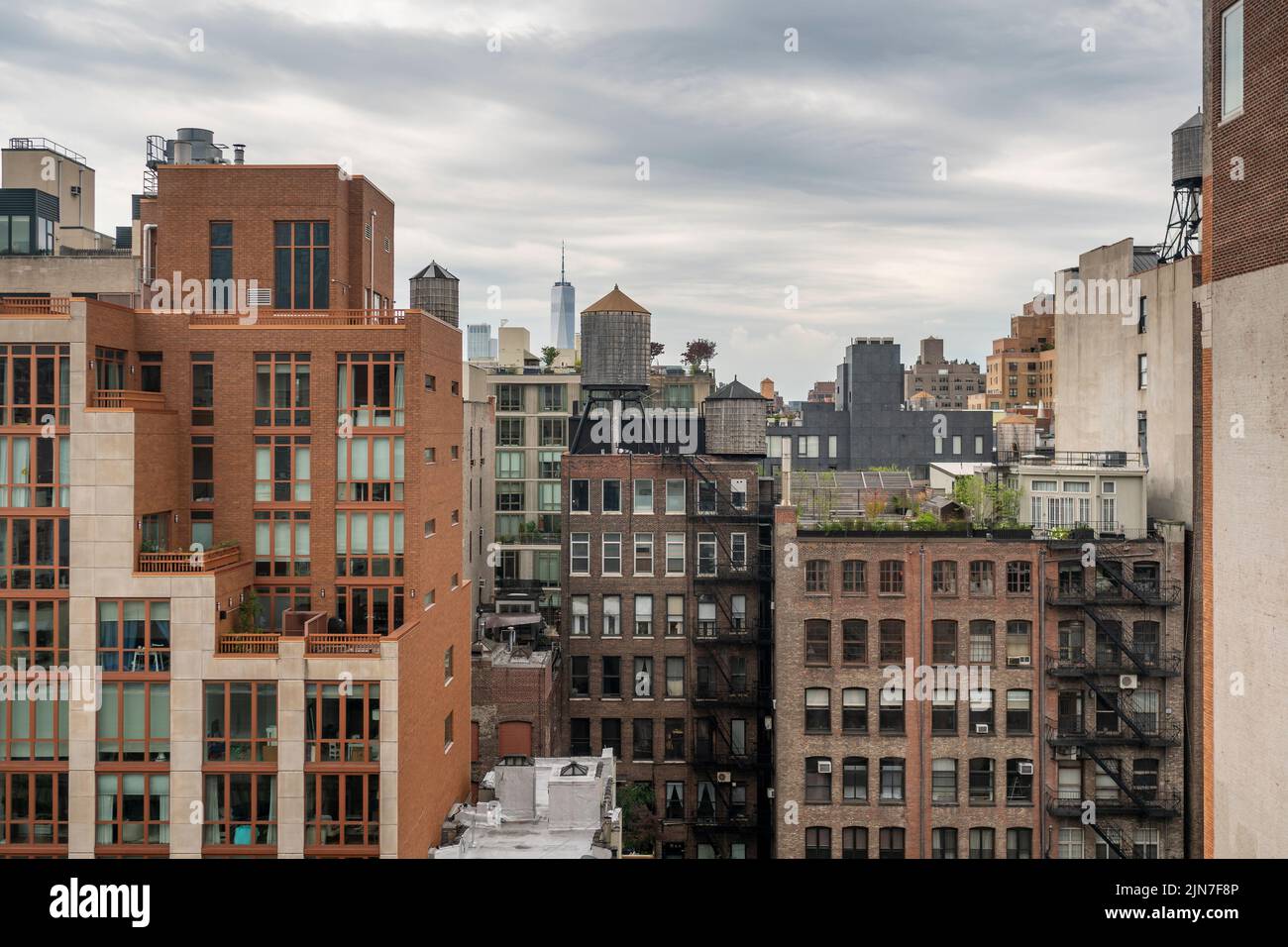 Edificios, tanques de agua y otras estructuras en el barrio Chelsea de Nueva York el sábado, 30 de julio de 2022. (© Richard B. Levine) Foto de stock