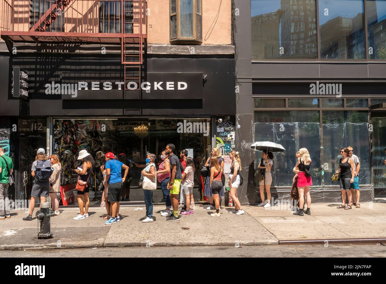 Línea fuera de la famosa Economía Candy en el barrio Lower East Side en Nueva York, mientras celebra su 85th aniversario, el sábado, 30 de julio de 2022. ( © Richard B. Levine) Foto de stock