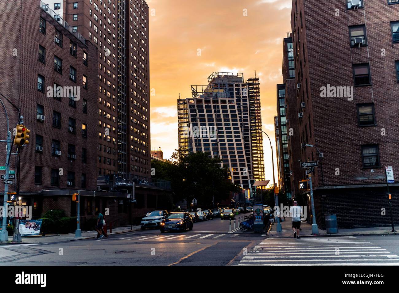 El complejo de apartamentos NYCHA Fulton Houses en Chelsea en Nueva York visto con lujo detrás de él el martes, 2 de agosto de 2022. (© Richard B. Levine) Foto de stock
