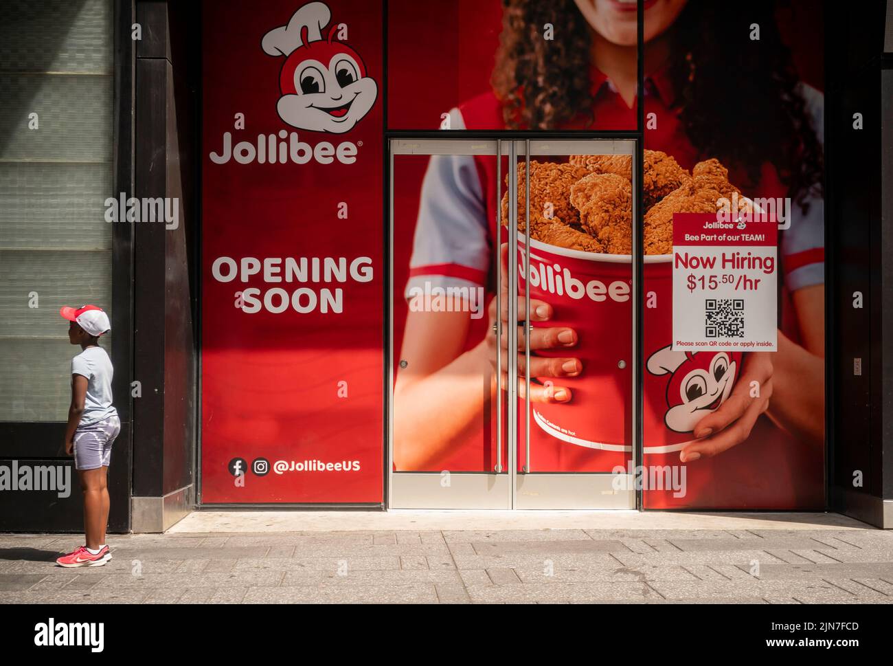 Un cartel en el exterior de la futura casa de un restaurante de comida rápida filipino Jollibee en Times Square en Nueva York anuncia que está contratando antes de su apertura el domingo, 31 de julio de 2022. (© Richard B. Levine) Foto de stock