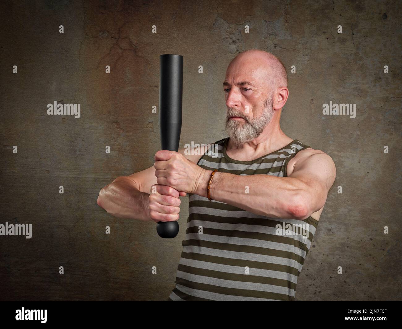 retrato de cabeza y hombro de un hombre mayor (a finales de 60s) haciendo ejercicio con un club de acero pesado, fitness más de 60 concepto Foto de stock