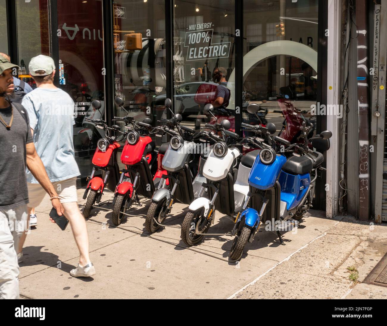 Una tienda de ventas y servicio de scooters Niu en el Lower East Side de Nueva York el sábado, 30 de julio de 2022. .(© Richard B. Levine) Foto de stock