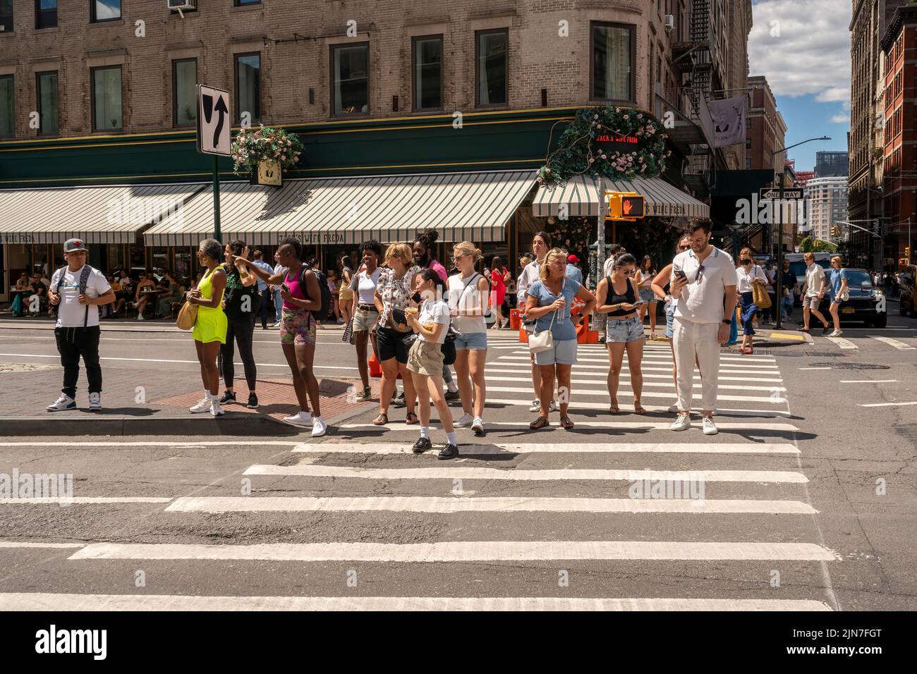 Los peatones esperan en una intersección en el barrio NoLita de Nueva York el sábado, 30 de julio de 2022. (© Richard B. Levine) Foto de stock