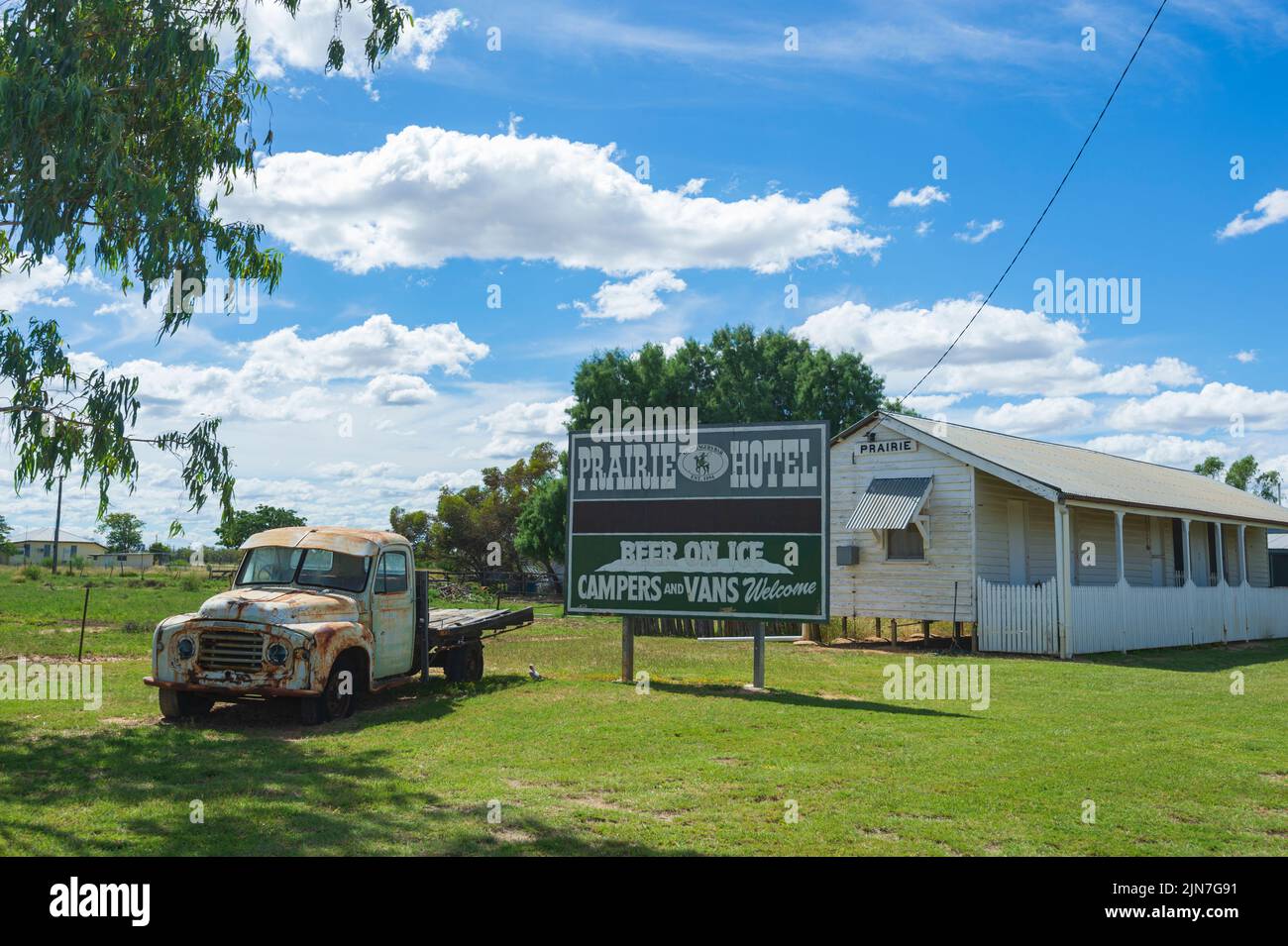 Antiguo camión oxidado fuera del Prairie Hotel, un conocido pub del Outback en Prairie, Queensland, Queensland, Australia Foto de stock