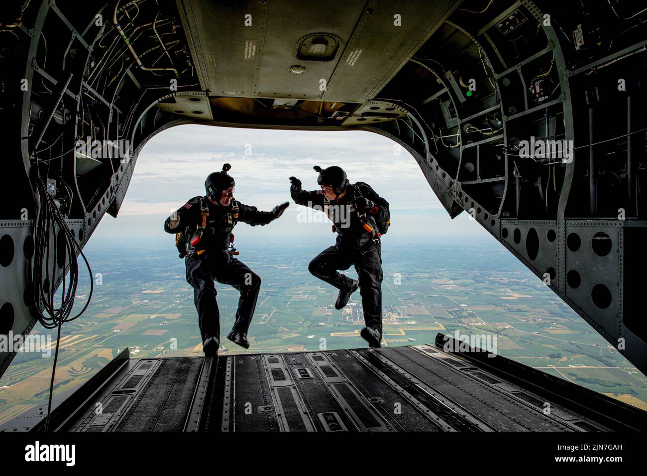 Wisconsin, EE.UU. 2nd de julio de 2022. Los miembros del equipo de demostración de paracaídas del Ejército, los Caballeros de Oro, se dan cinco antes de saltar de un avión sobre Hazel Green. Crédito: Ejército de los EE.UU./ZUMA Press Wire Service/ZUMAPRESS.com/Alamy Live News Foto de stock