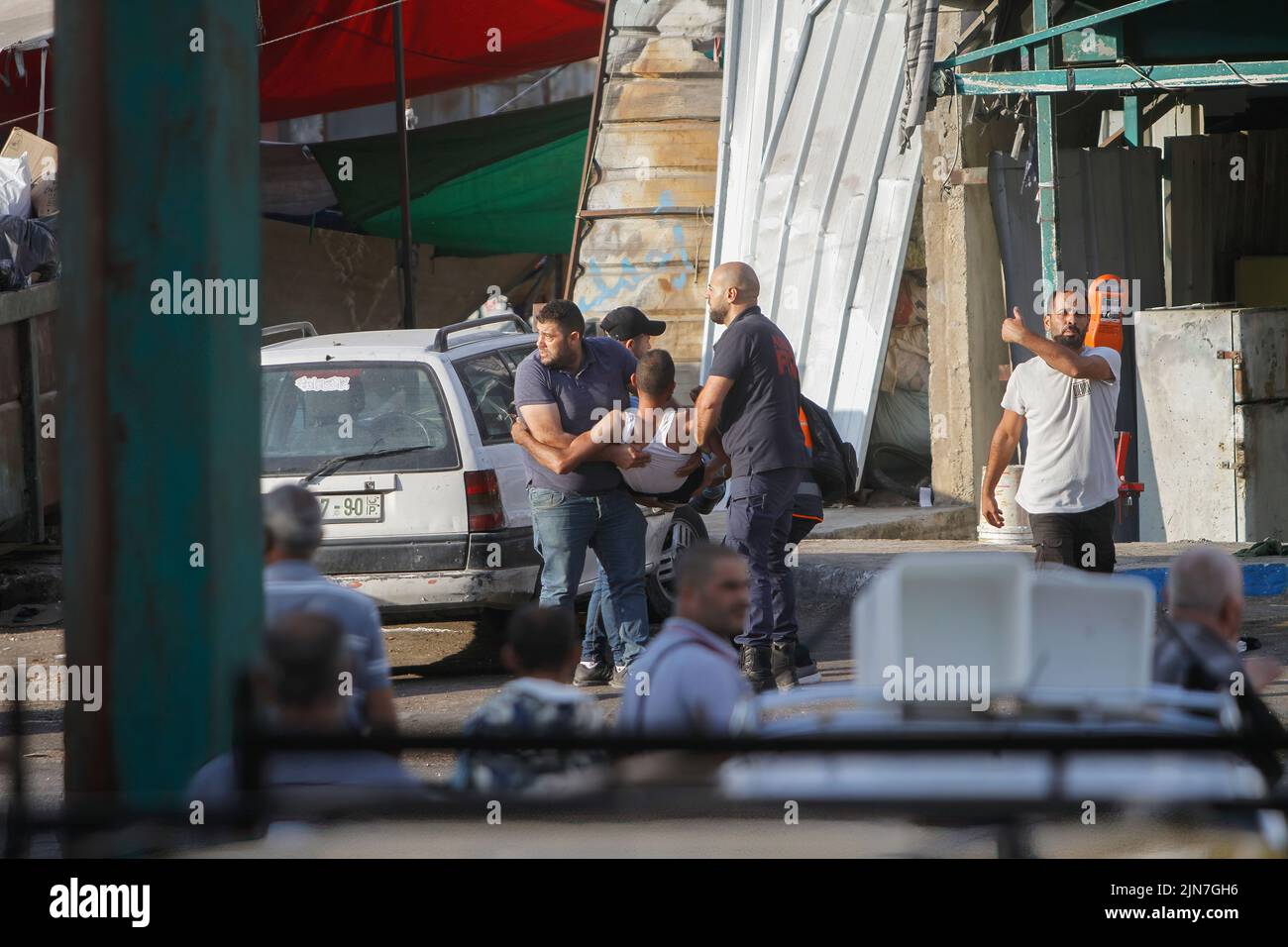 2 de agosto de 2022, Naplusa, Cisjordania, Palestina: Los palestinos llevan a un manifestante herido durante los enfrentamientos con las fuerzas del ejército israelí después de una redada en la Ciudad Vieja de Naplusa en la Cisjordania ocupada, el Ministerio de Salud palestino dijo que 3 palestinos murieron durante la redada. (Imagen de crédito: © Nasser Ishtayeh/imágenes SOPA a través DE ZUMA Press Wire) Foto de stock