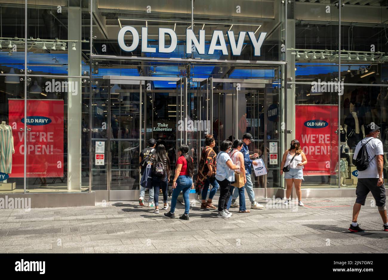 Compras en la tienda Old Navy, recientemente reabierta, en Times Square, Nueva York, el domingo 31 de julio de 2022. (© Richard B. Levine) Foto de stock