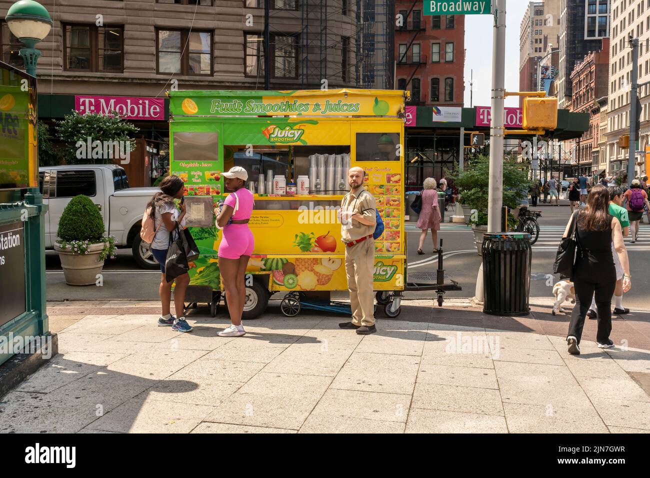 Vendedor de jugos y batidos en el barrio de Flatiron en Nueva York el miércoles, 27 de julio de 2022. (© Richard B. Levine) Foto de stock
