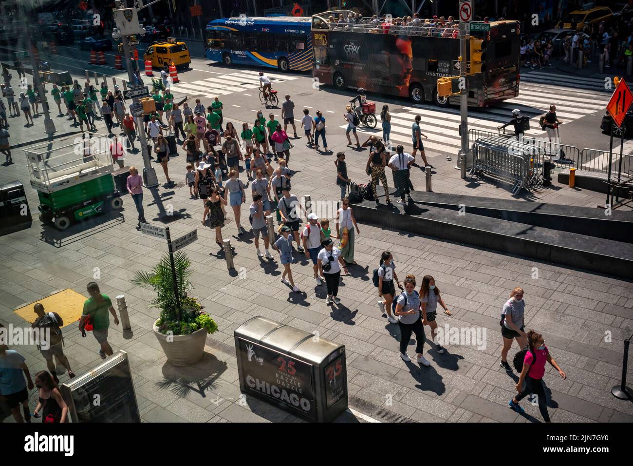 Multitudes en Times Square en Nueva York el domingo, 31 de julio de 2022. (© Richard B. Levine) Foto de stock