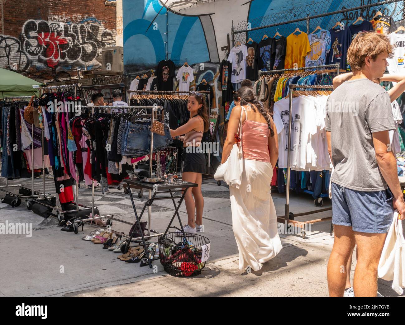 Mercadillo de ropa de época y usada en un lote en el Lower East Side en Nueva York el sábado, 30 de julio de 2022. (© Richard B. Levine) Foto de stock
