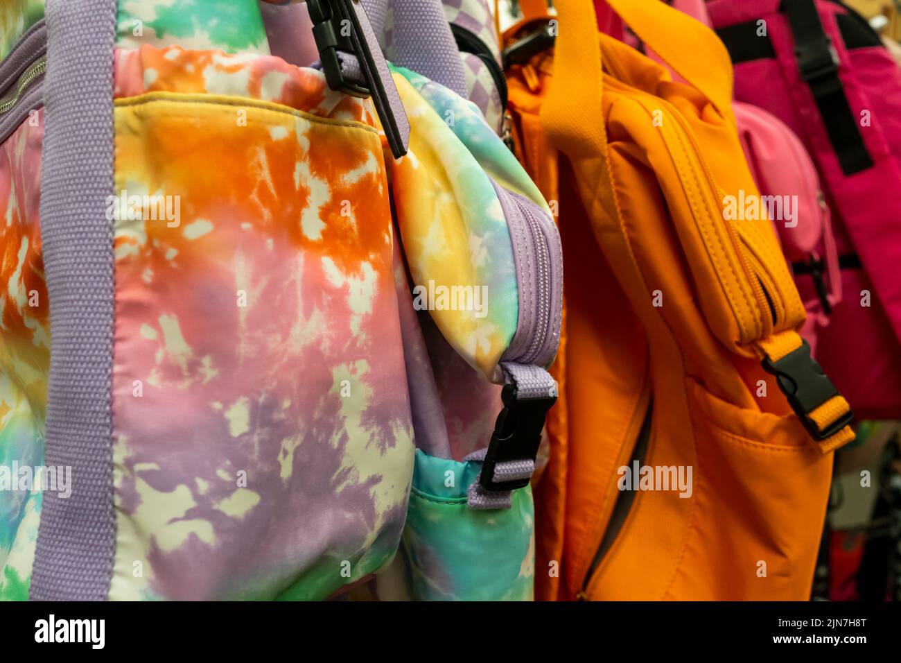 Una exhibición de mochilas para volver a la escuela en una tienda de Nueva York el sábado, 6 de agosto de 2022. Se estima que la familia media con hijos gasta un promedio de $864 dólares en material escolar, $15 dólares más que el año pasado. (© Richard B. Levine) Foto de stock