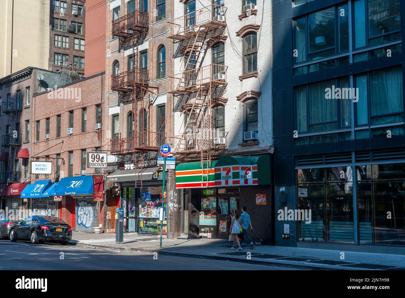 7-Eleven franquicia y otras tiendas en la Octava Avenida en el barrio Chelsea de Nueva York el domingo, 7 de agosto de 2022. (© Richard B. Levine) Foto de stock