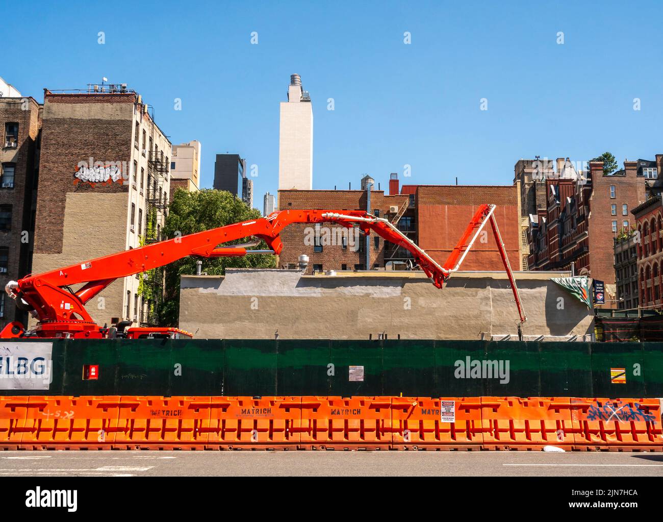 Bombeo de hormigón para viviendas de alto nivel asequibles en Chelsea, Nueva York, el miércoles 3 de agosto de 2022. (© Richard B. Levine) Foto de stock