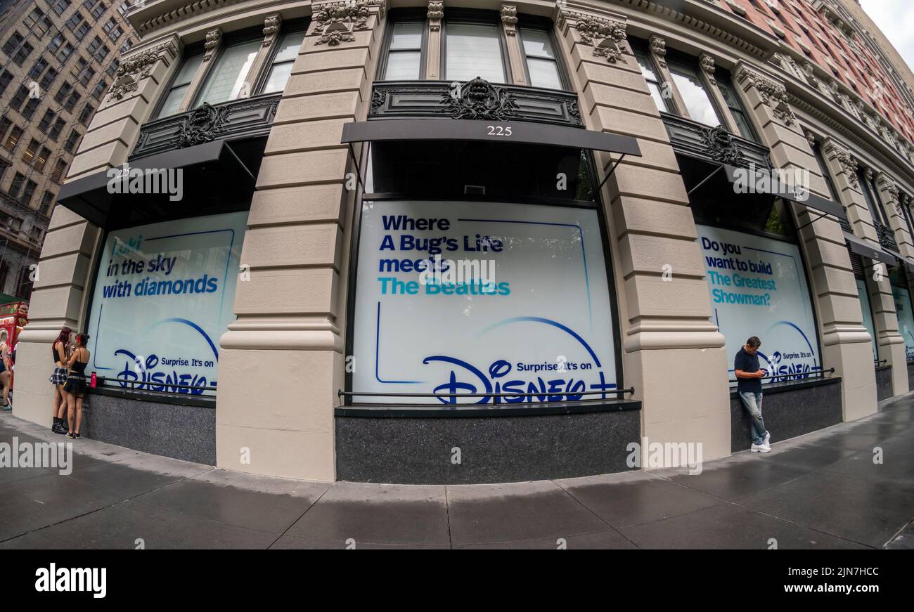 Publicidad para el servicio de streaming Disney+ en una tienda vacante en el barrio Nomad de Nueva York el domingo, 7 de agosto de 2022. Walt Disney Company anunció una ambiciosa meta de adquisición de suscriptores de 230 a 260 millones de suscriptores en todo el mundo para 2024. (© Richard B. Levine) Foto de stock