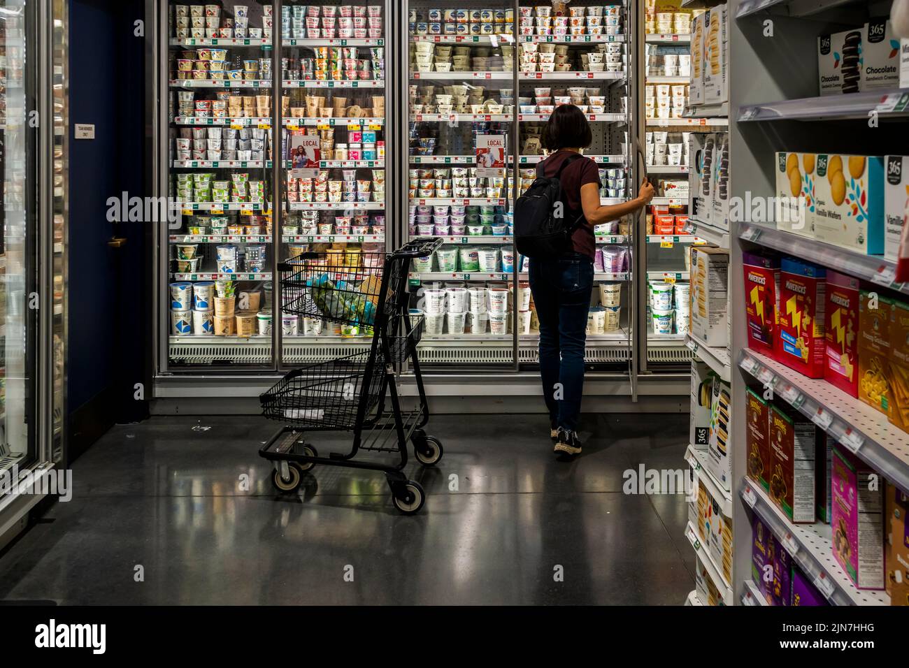 Compras en un supermercado Whole Foods Market en Nueva York el martes, 26 de julio de 2022. El informe sobre el producto interno bruto del segundo trimestre predice que Estados Unidos acaba de pasar por alto una recesión. (© Richard B. Levine) Foto de stock