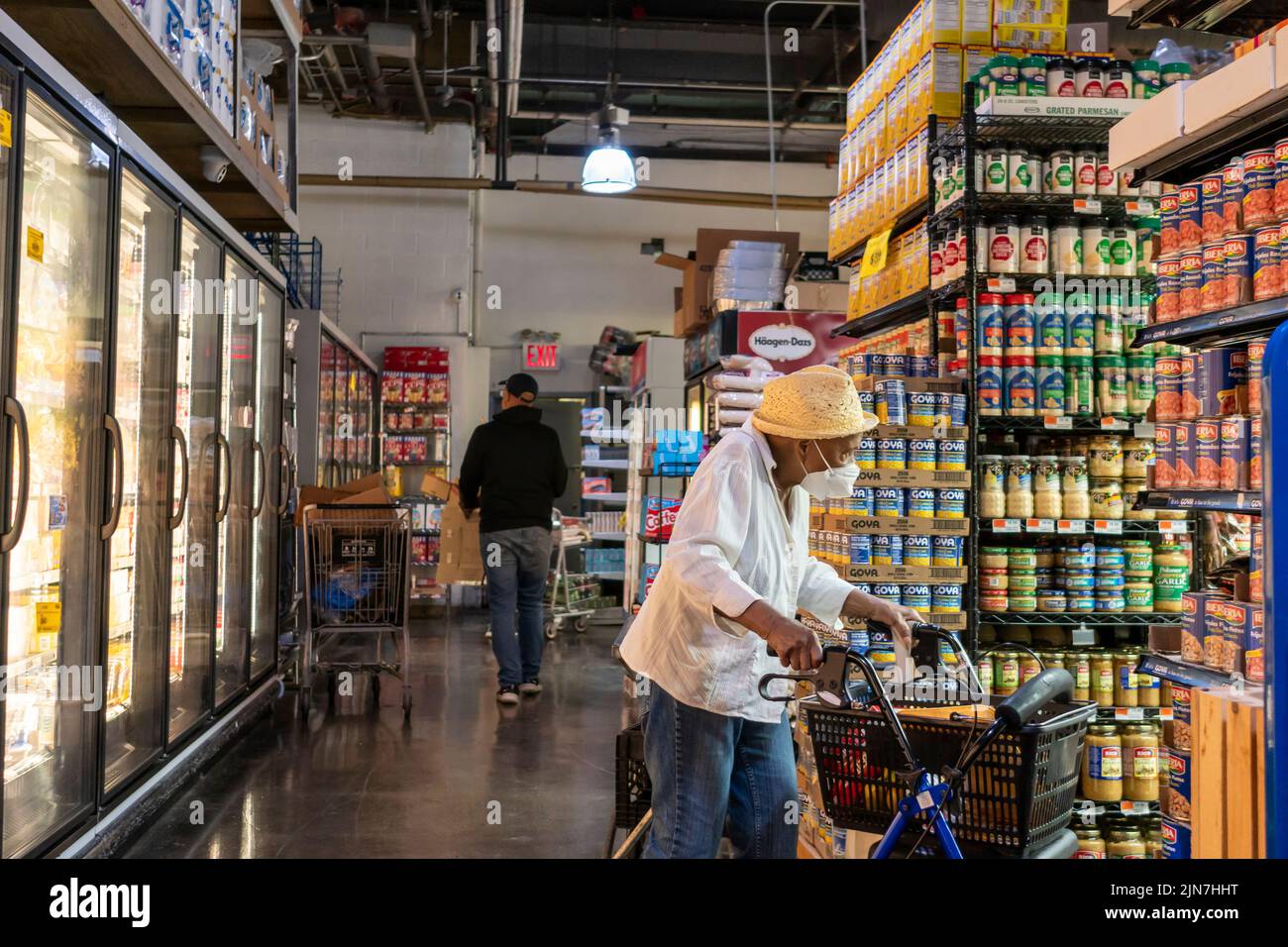 Compras en un supermercado en Nueva York el domingo, 31 de julio de 2022. Los consumidores se ven cada vez más presionados a medida que aumentan los precios, pero los ingresos se estancan. (© Richard B. Levine) Foto de stock
