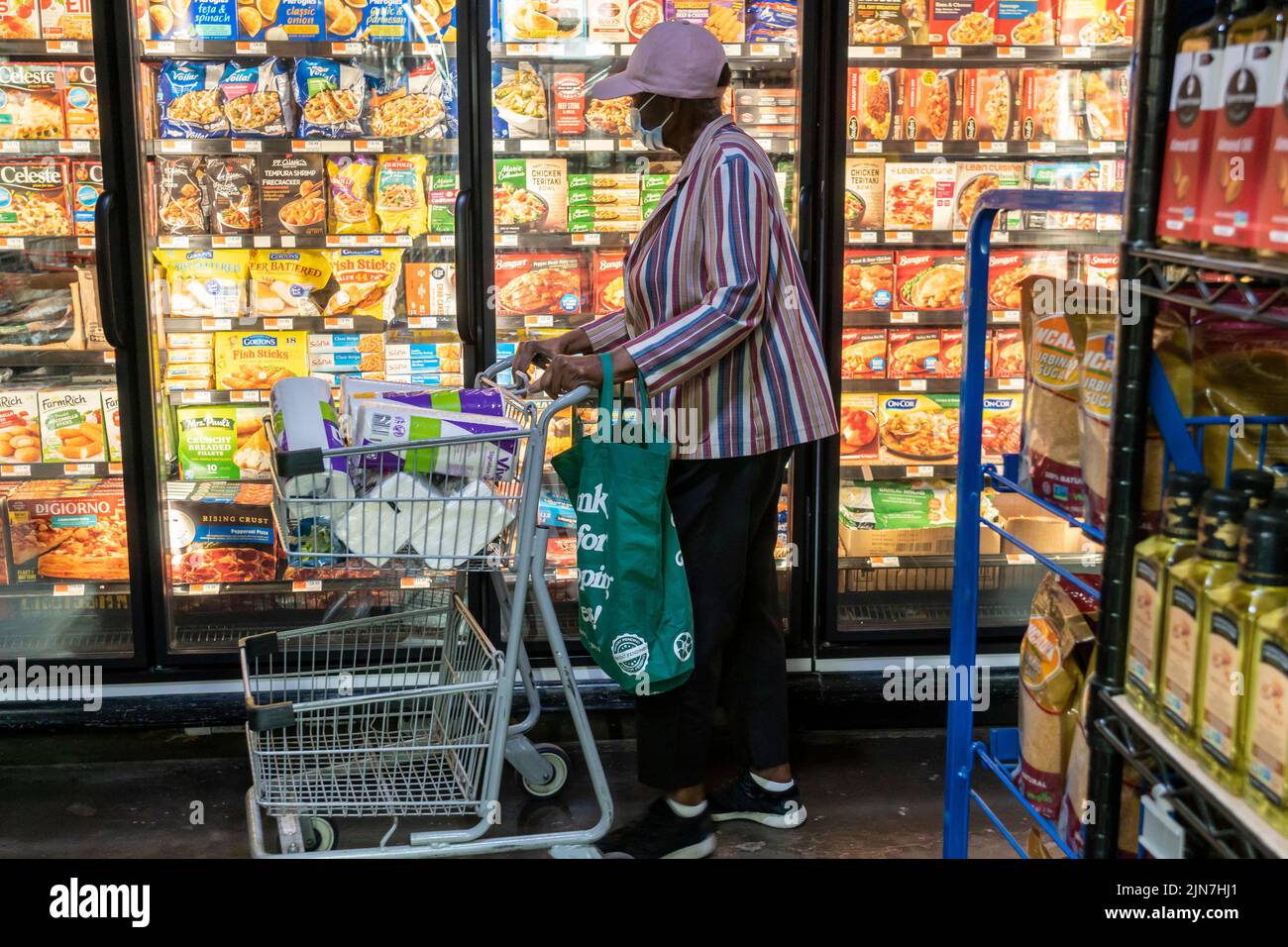 Compras en un supermercado en Nueva York el domingo, 31 de julio de 2022. Los consumidores se ven cada vez más presionados a medida que aumentan los precios, pero los ingresos se estancan. (© Richard B. Levine) Foto de stock