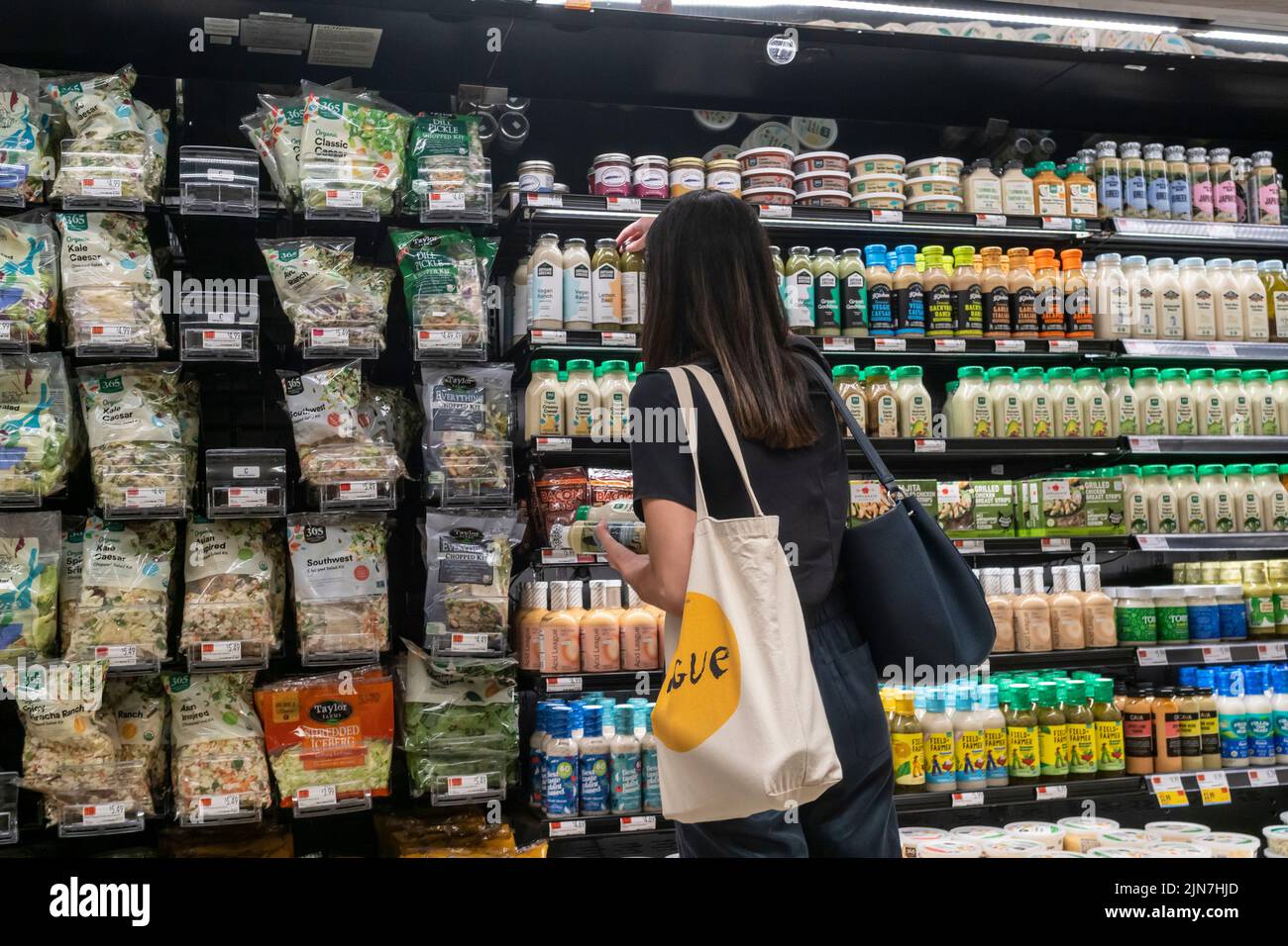 Compras en un supermercado Whole Foods Market en Nueva York el viernes, 5 de agosto de 2022. Se informa que los empleadores han agregado 528.000 empleos en el mes de julio, el doble de lo que predijeron los analistas. (© Richard B. Levine) Foto de stock