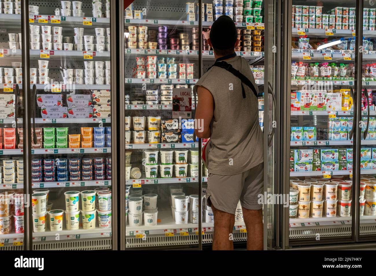 Compras en un supermercado Whole Foods Market en Nueva York el viernes, 5 de agosto de 2022. Se informa que los empleadores han agregado 528.000 empleos en el mes de julio, el doble de lo que predijeron los analistas. (© Richard B. Levine) Foto de stock