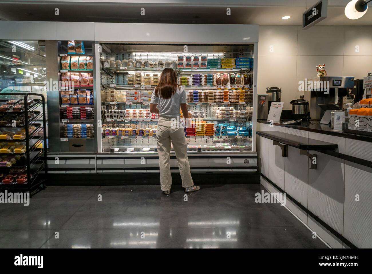 Una mujer compra bocadillos en un supermercado Whole Foods Market en Nueva York el martes, 9 de agosto de 2022. Los demócratas del Senado han aprobado la Ley de Reducción de la Inflación de 2022 que afecta el clima, la atención médica y los impuestos. (© Richard B. Levine) Foto de stock
