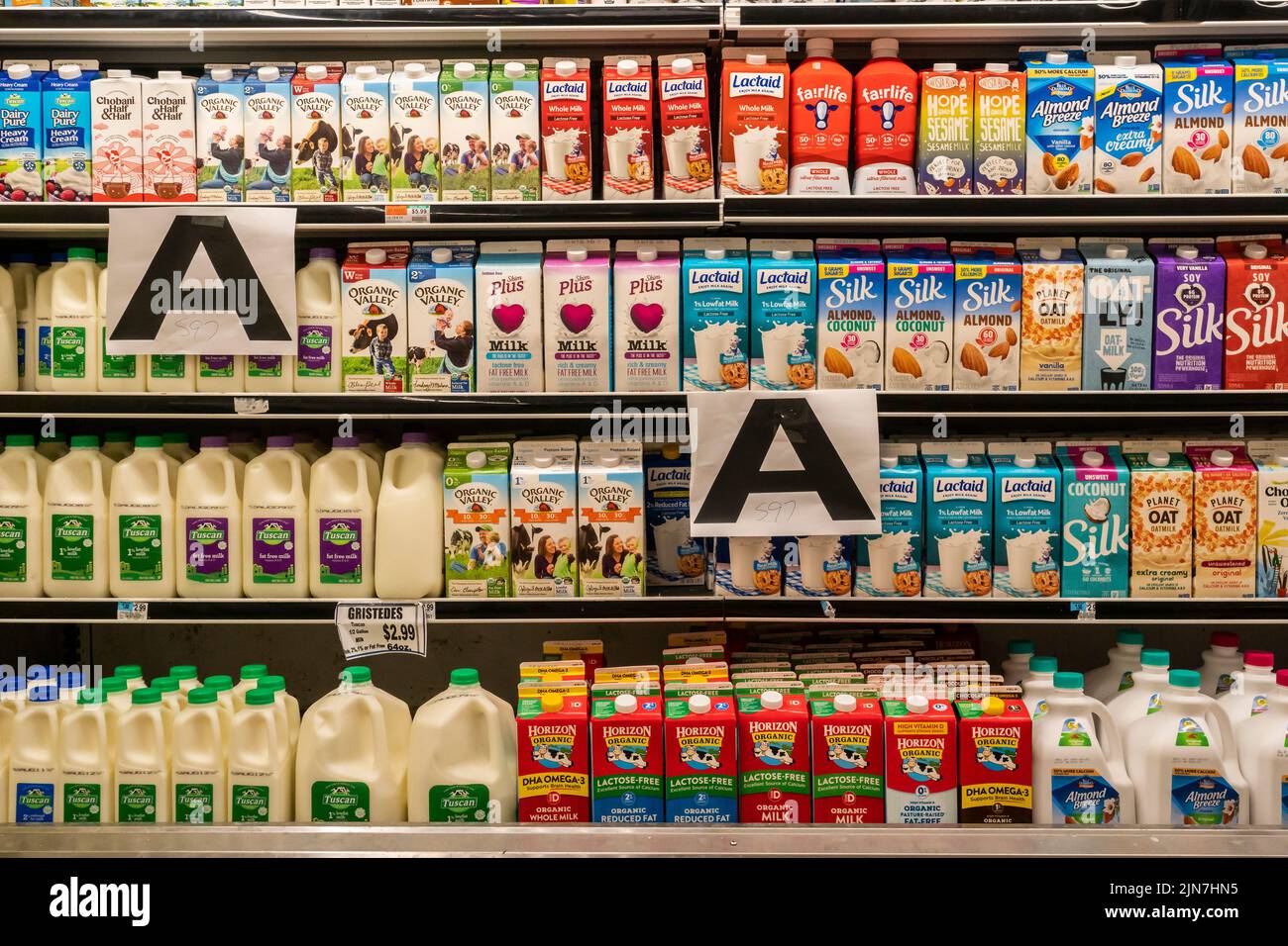 Una amplia y variada selección de leche en un supermercado fresco en Nueva York el viernes, 5 de agosto de 2022. (© Richard B. Levine) Foto de stock