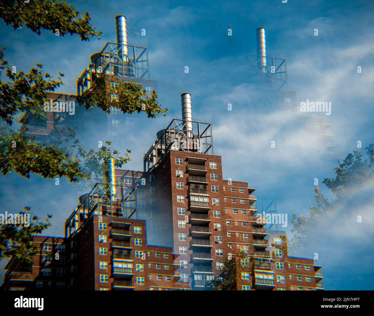 Un edificio en las cooperativas de apartamentos de Penn South en el barrio de Chelsea de Nueva York mostrando la pila de escape de la planta de energía, el domingo, 7 de agosto de 2022. (© Richard B. Levine) Ilustración fotografiada con un filtro de prisma. Foto de stock