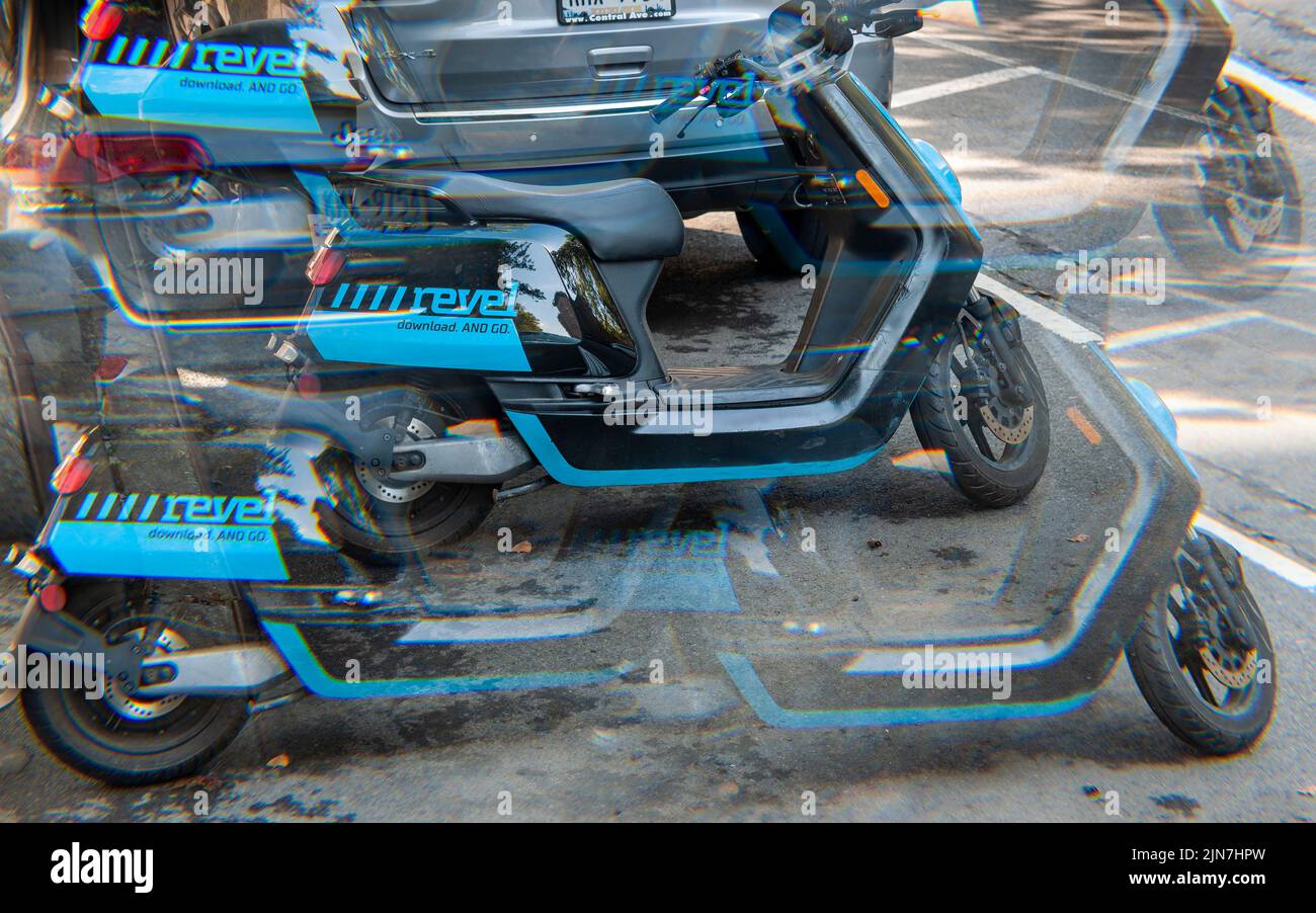 Ciclomotores eléctricos de la compañía que comparte ciclomotores Revel estacionó en el barrio de Chelsea de Nueva York el domingo, 7 de agosto de 2022. (© Richard B. Levine) Ilustración fotografiada con filtro de prisma. Foto de stock