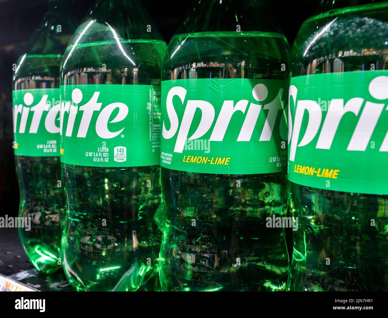 Las botellas de Sprite en su plástico verde se ven en un estante de supermercado en Nueva York el sábado, 5 de agosto de 2022. Después de más de 60 años, la marca Sprite de Coca-Cola se embotellará en el plástico transparente más fácil de reciclar, en comparación con el verde. A pesar de ser reciclable, el plástico verde tuvo que ser separado de otros reciclables. (© Richard B. Levine) Foto de stock
