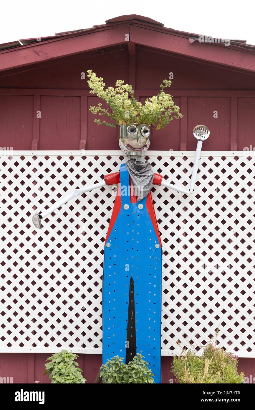 Una persona con una planta para la cabeza, como decoración en el Oregon Garden en Silverton, Oregon. Foto de stock