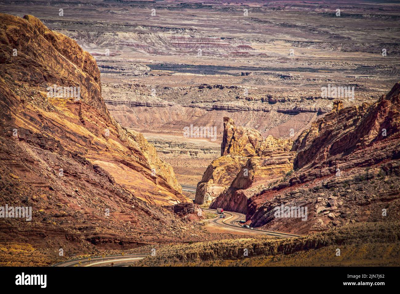 US 50 - Una autopista transcontinental en los EE.UU. Serpenteando a través del espectacular Cañón de San Rafel de Utah con canyonlands extendiéndose hasta donde el ojo puede Foto de stock