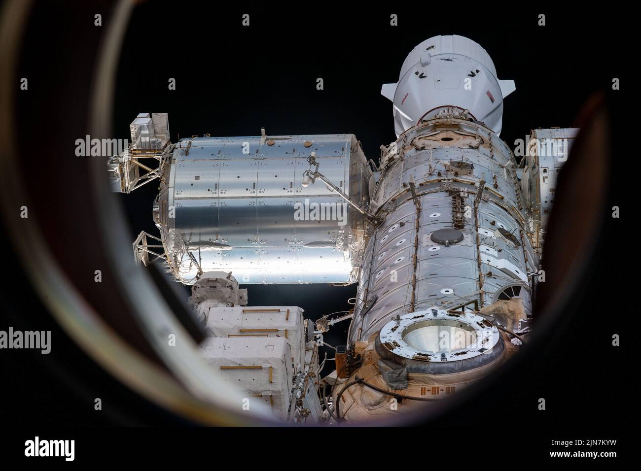 Atmósfera de la Tierra. 2nd de Ago de 2022. Esta vista de la Estación Espacial Internacional desde una ventana en el segmento ruso del laboratorio en órbita muestra partes del puerto de acoplamiento del módulo Rassvet, el módulo del laboratorio Destino de los Estados Unidos, el módulo Harmony, el módulo del laboratorio Columbus y el módulo del laboratorio Kibo. Acoplado a Harmony en la parte superior, se encuentra la nave de reabastecimiento SpaceX Dragon. Crédito: Noticias en vivo de NASA/ZUMA Wire/ZUMAPRESS.com/Alamy Foto de stock
