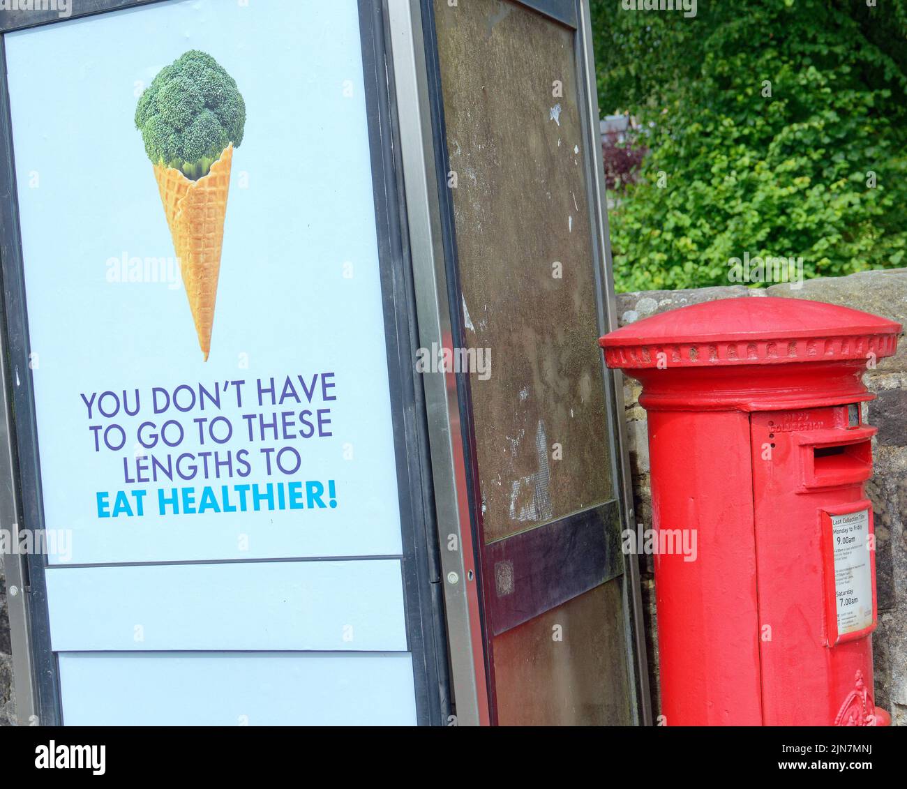 red post office post box Eat Healthy anuncio en el teléfono Milngavie, Glasgow, Escocia, Foto de stock