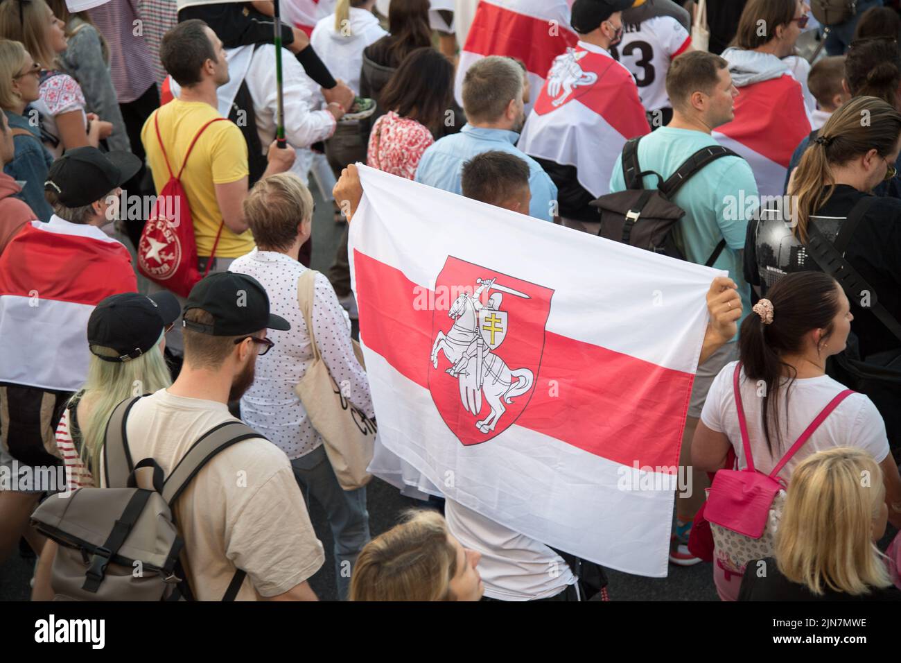 Gdansk, Polonia. 9th de agosto de 2022. Protesta por el segundo aniversario de las elecciones presidenciales bielorrusas de 2020. Personas con banderas nacionales tradicionales bielorrusas, símbolo de la oposición bielorrusa © Wojciech Strozyk / Alamy Live News Foto de stock