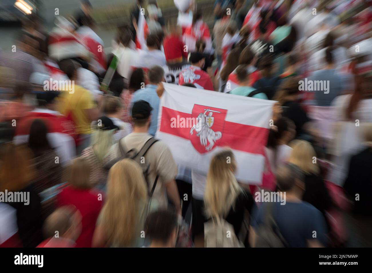 Gdansk, Polonia. 9th de agosto de 2022. Protesta por el segundo aniversario de las elecciones presidenciales bielorrusas de 2020. Personas con banderas nacionales tradicionales bielorrusas, símbolo de la oposición bielorrusa © Wojciech Strozyk / Alamy Live News Foto de stock