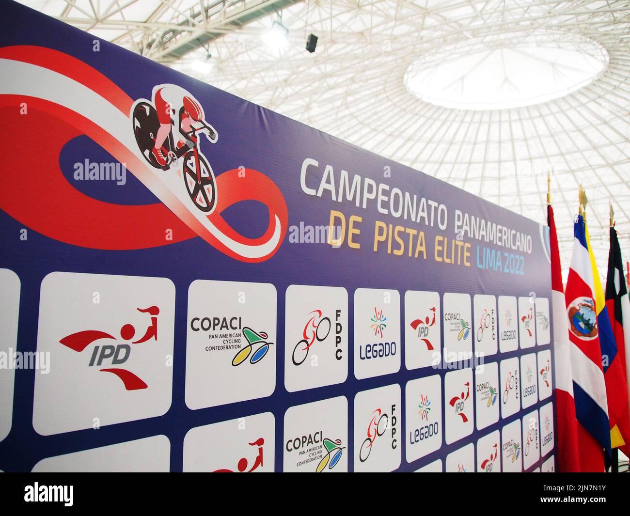 Banner de los Juegos Panamericanos en la rueda de prensa para la presentación del Campeonato Panamericano de Elite de Lima 2022. El evento cuenta con la participación de más de 200 atletas de 19 países y tendrá lugar del 10 al 14 de agosto en el velódromo VIDENA (Pueblo Deportivo Nacional Peruano). Foto de stock