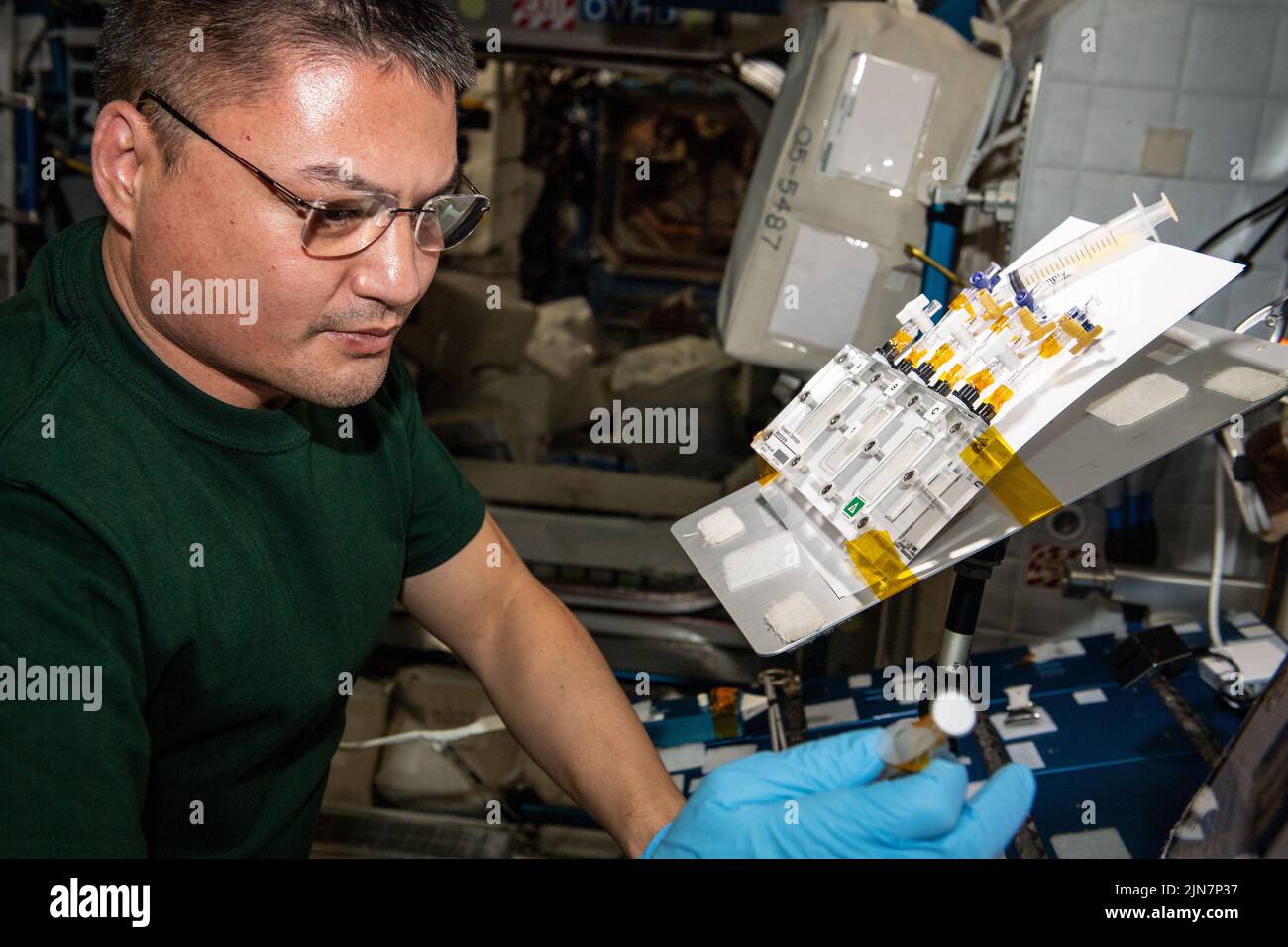Atmósfera de la Tierra. 19th de julio de 2022. El astronauta Kjell Lindgren prueba membranas reactivas para la recuperación de agua en microgravedad en comparación con 1g en la Tierra. Crédito: NASA/ZUMA Press Wire Service/ZUMAPRESS.com/Alamy Live News Foto de stock