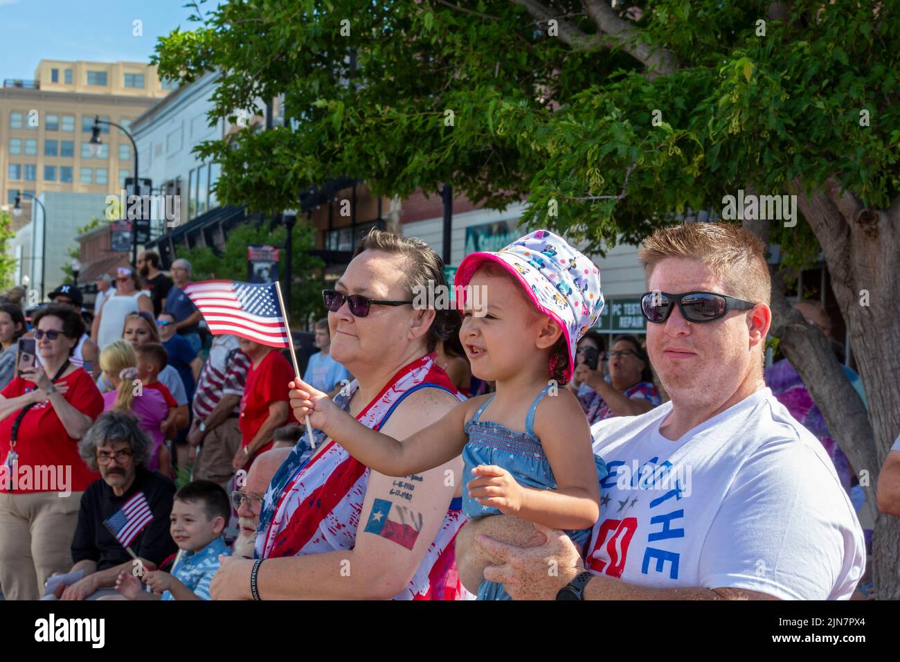 Hutchinson, Kansas - Espectadores en el 'Patriots Parade' anual del 4 de julio en la zona rural de Kansas. Foto de stock